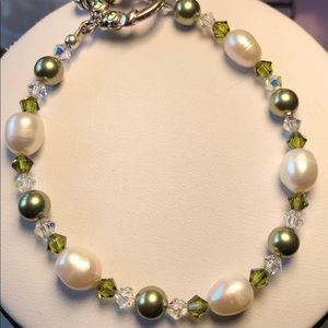White fresh water pearls bracelet